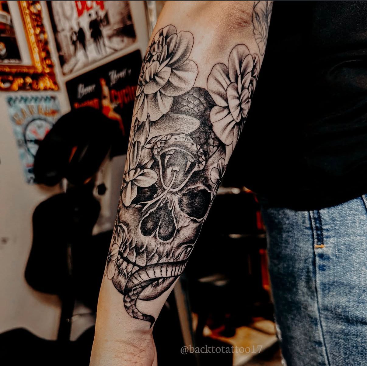 Totenkopf mit Schlange und Blüten am Unterarm